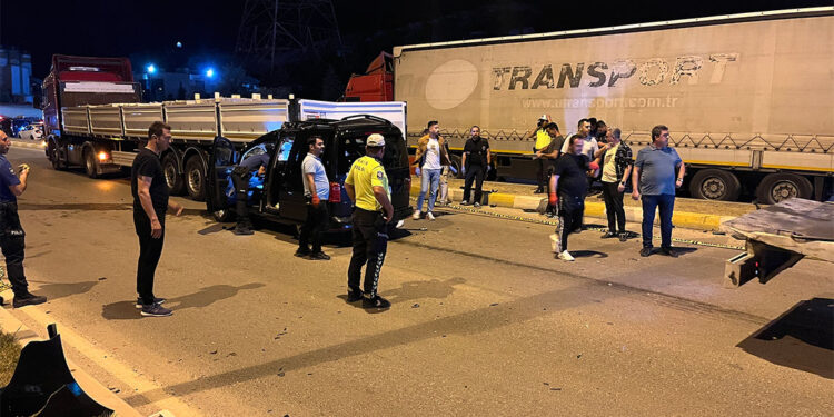 Çankırı'da polis özel harekat öğrencilerinin bulunduğu hafif ticari araç, TIR’a çarptı