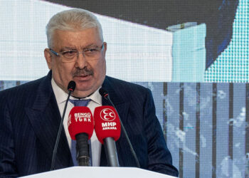 CHP'de yangın, bütün binayı tehdit etmeye durmuştur