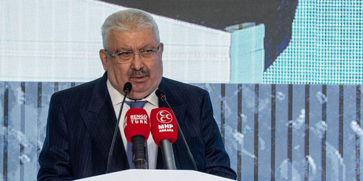 CHP'de yangın, bütün binayı tehdit etmeye durmuştur