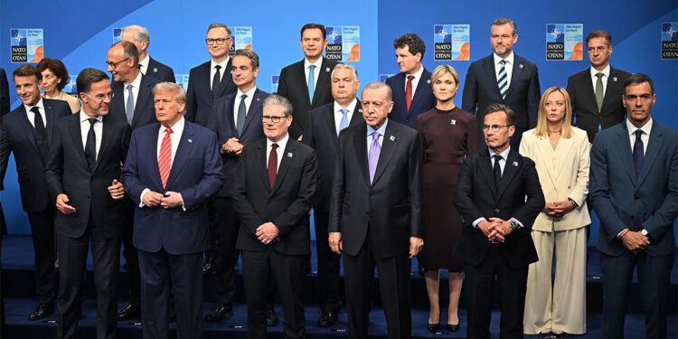 NATO Devlet ve Hükümet Başkanları Zirvesi'nde aile fotoğrafı çekildi