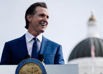 California Valisi Newsom, Trump'ı engellemek için hareket başlattı