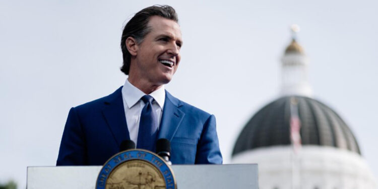 California Valisi Newsom, Trump'ı engellemek için hareket başlattı