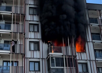 Çanakkale'de 6 katlı apartmanda yangın; 10 kişi dumandan etkilendi