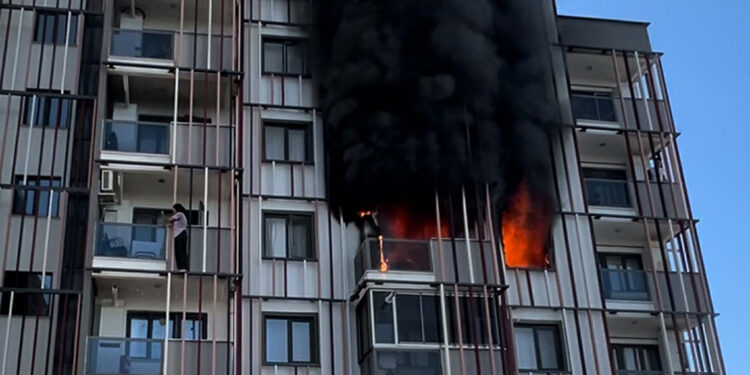 Çanakkale'de 6 katlı apartmanda yangın; 10 kişi dumandan etkilendi