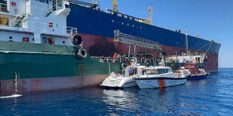 Çanakkale'de denizi kirleten gemiye 8 milyon lira ceza