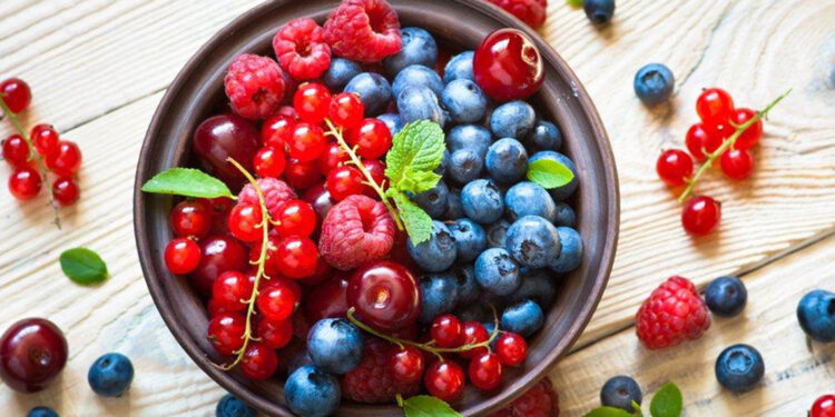 Çilek, vişne ve kiraz gibi kırmızı meyveler kalp sağlığını destekliyor