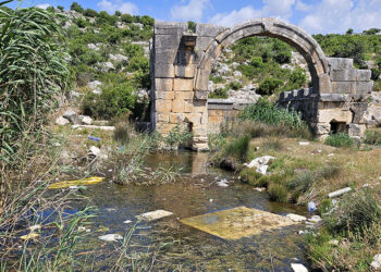 Çöplüğe dönen 1800 yıllık kutsal çeşme ve kaplıca kurtarılıyor