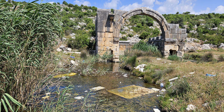 Çöplüğe dönen 1800 yıllık kutsal çeşme ve kaplıca kurtarılıyor