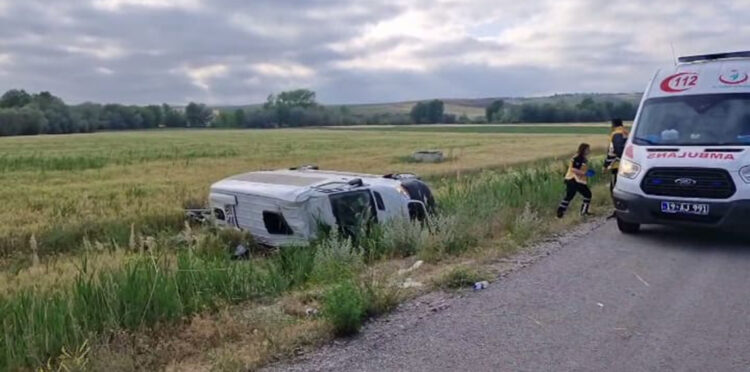 Çorum'da minibüs şarampole devrildi: 17 yaralı