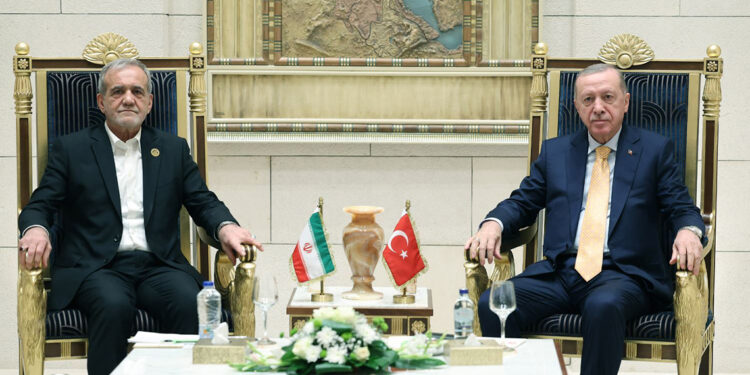 Cumhurbaşkanı Erdoğan, İran Cumhurbaşkanı Pezeşkiyan ile görüştü