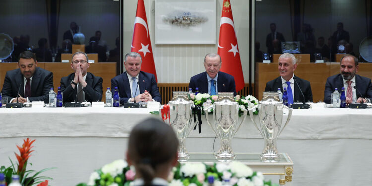 Cumhurbaşkanı Erdoğan, Süper Lig'e yükselen 3 kulübün heyetlerini kabul etti