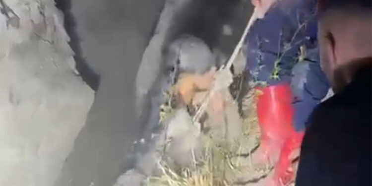 Heyelan bölgesindeki çukura düşen çocuk kurtarıldı