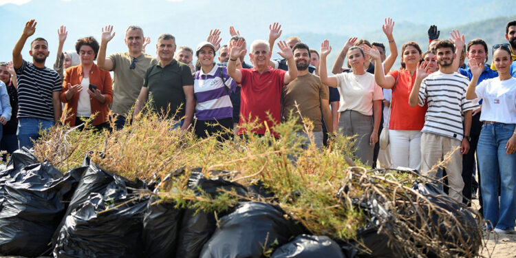 Çayağzı Sahili ve liman bölgesinde deniz dibi temizlendi