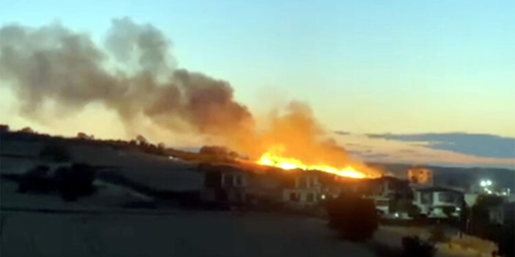 Havai fişeğin düştüğü ekili buğday tarlasında yangın