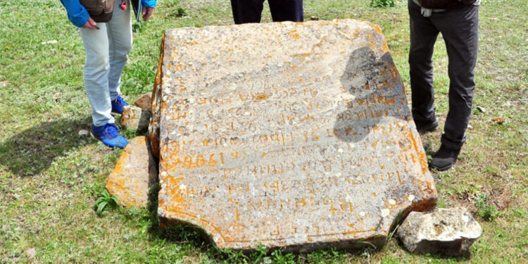 Avusturalya'dan Kars'a gelen 3 Malakan atalarını ziyaret etti