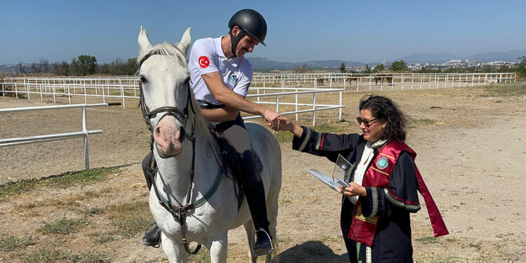 Diplomalarını eğittikleri atların üzerinde aldılar