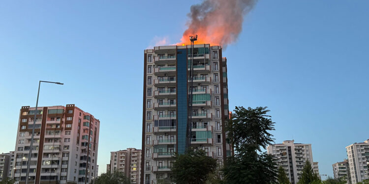 Diyarbakır'da 13 katlı apartmanda yangın: 3'ü çocuk, 4 kişi hayatını k