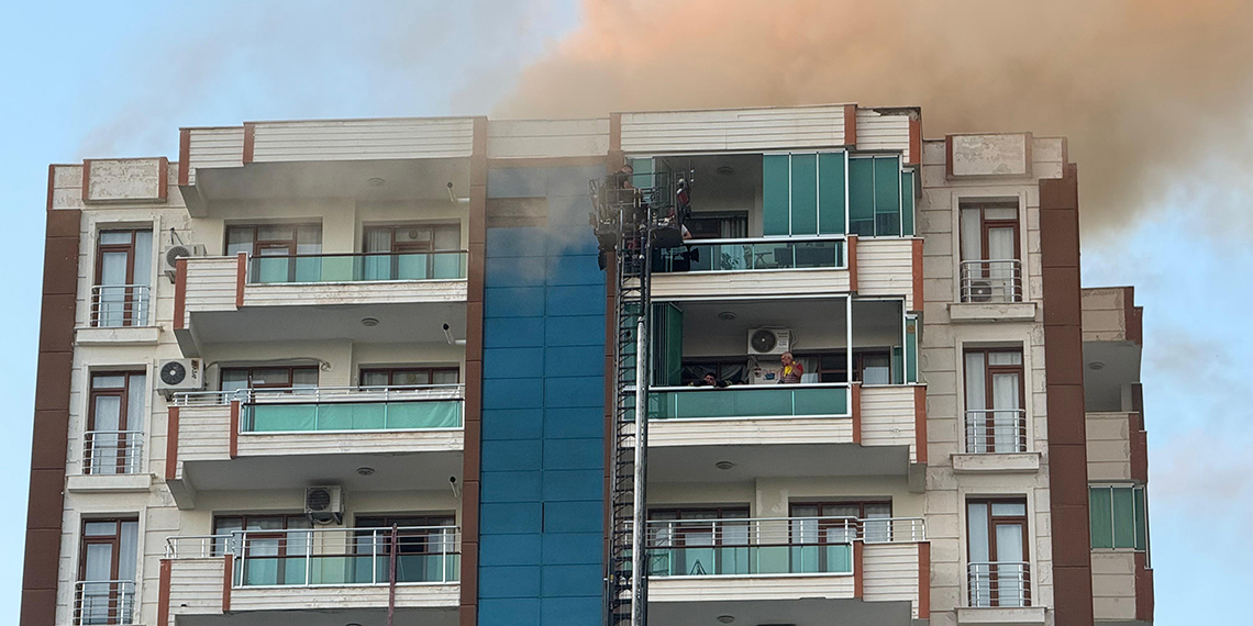 Diyarbakır'da 13 katlı apartmanda yangın çıktı. Mahsur kalan bina sakinlerinden 1’i bebek 38 kişi sepetli vinç yardımıyla tahliye edildi.