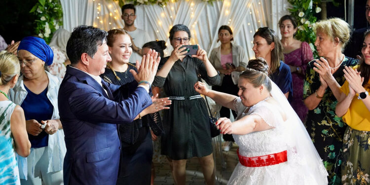 Down sendromlu Nilay, temsili düğünle gelinlik giydi