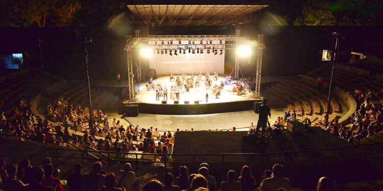 Dünya yıldızları, Efes Antik Tiyatrosu'nda sahneye çıkacak