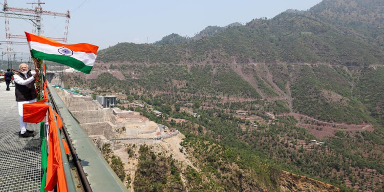 Dünyanın en yüksek demir yolu köprüsü açıldı