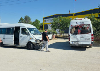 Düzce'de işçi servis minibüsleri çarpıştı; 8 yaralı
