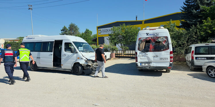 Düzce'de işçi servis minibüsleri çarpıştı; 8 yaralı