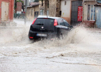 Edirne'de sağanak; cadde ve sokaklar suyla doldu