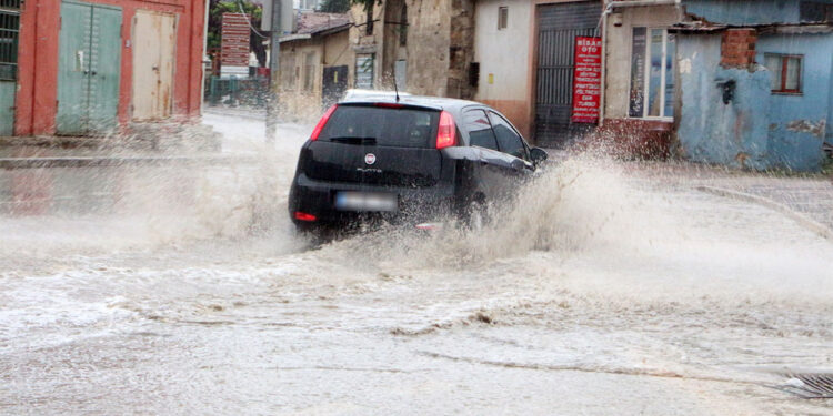 Edirne'de sağanak; cadde ve sokaklar suyla doldu