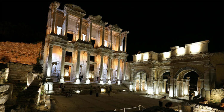 Efes Antik Kenti'nde gece müzeciliği başlıyor