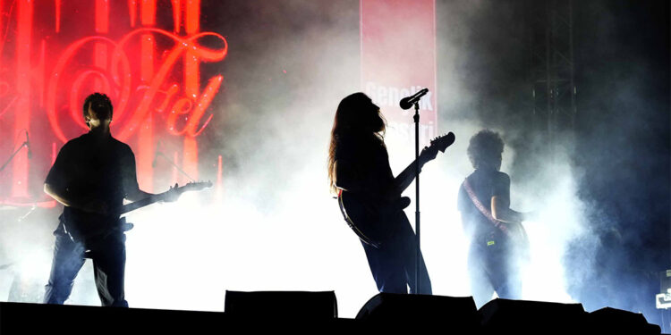 Emre Fel sevenlerine müzik şöleni sundu