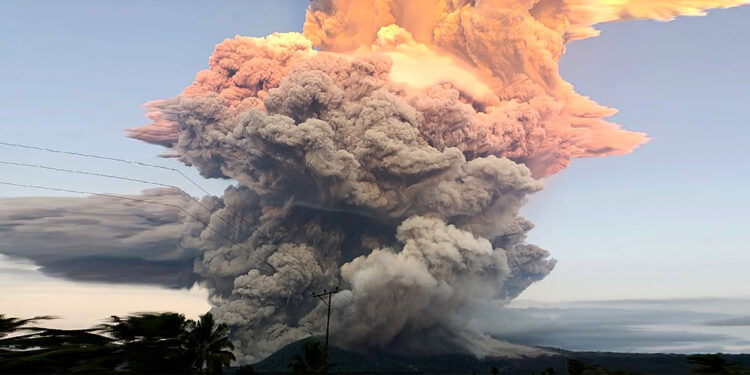 Lewotobi Laki-Laki Yanardağı patladı; uçak seferleri iptal edildi