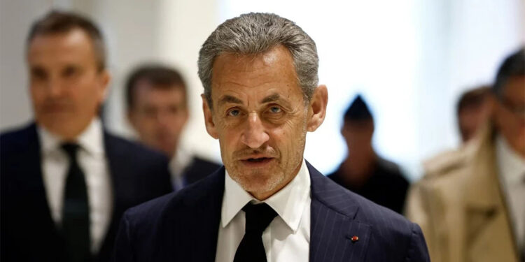 Nicolas Sarkozy'nin onur nişanı geri alındı