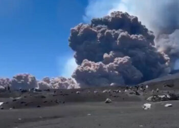 Etna kül ve lav püskürttü