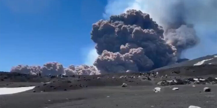 Etna kül ve lav püskürttü