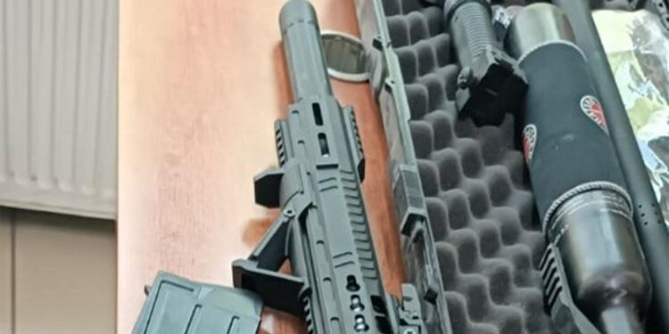 Evinden keskin nişancı tüfeği ve silahlar çıktı; serbest bırakıldı