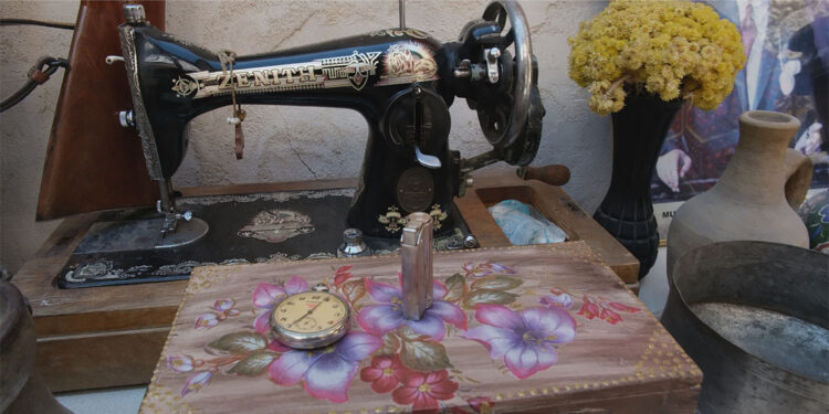 Eski araç gereç ve objeleri evinin bahçesinde sergiliyor