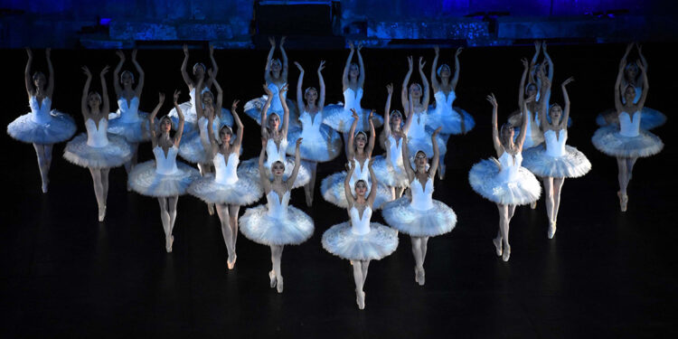Efes Antik Kenti'ndeki festival, kapılarını ‘Kuğu Gölü' ile açtı