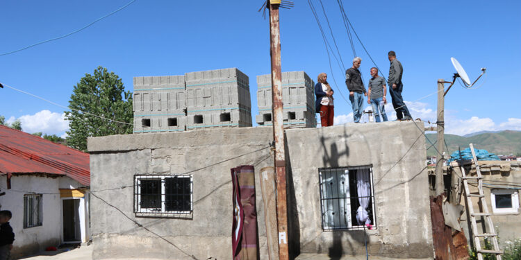 Elektrik hattı nedeniyle 7 yıldır evlerini tamamlayamadılar