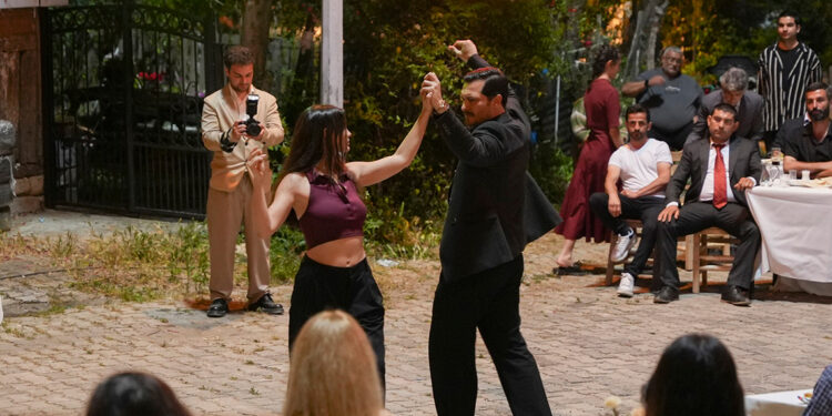 Eşref Rüya 12'nci bölümüyle milyonları ekrana kilitledi