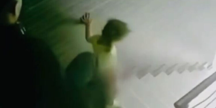 Eyüpsultan'da, apartmanda kızına şiddet uygulayan baba gözaltına alındı