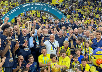 Fenerbahçe Beko şampiyonluk kupasını kaldırdı