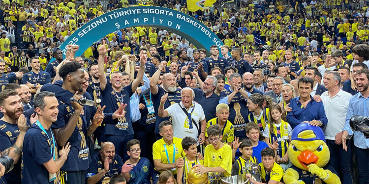 Fenerbahçe Beko şampiyonluk kupasını kaldırdı