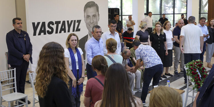 Özgür Özel taziyeleri kabul etti