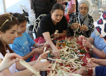 Festivalde mısır yapraklarından bebek yaptılar