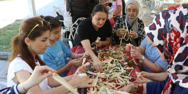 Festivalde mısır yapraklarından bebek yaptılar