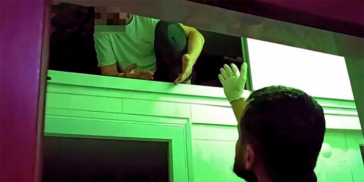 Firari hükümlü banyonun tavan arasında saklanırken yakalandı