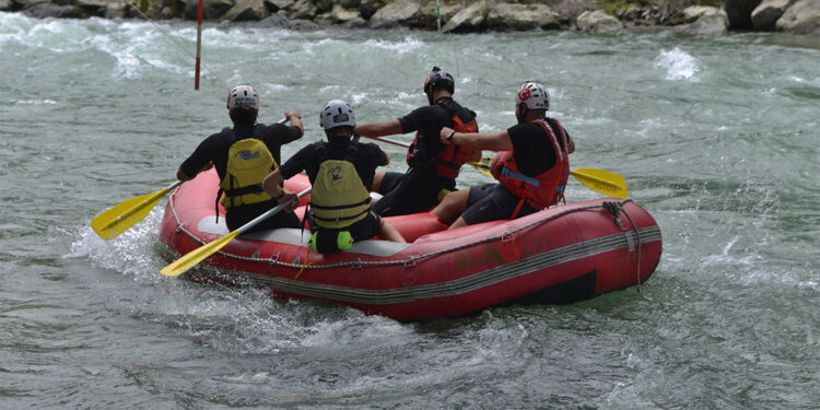 Fırtına Deresi'nde milli raftingciler yetişiyor