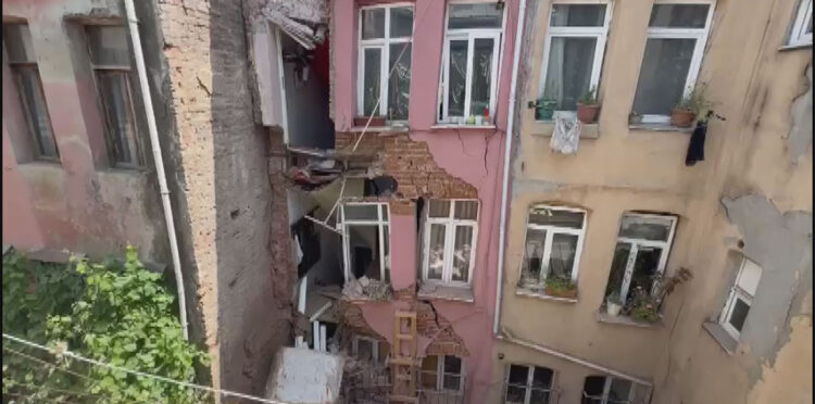  Fatih'te 3 katlı binanın balkonu çöktü