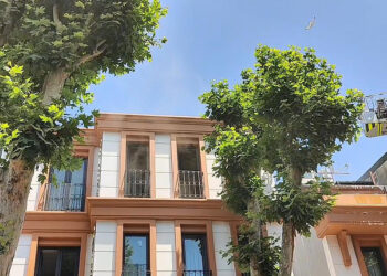 Fatih'te otel çatısında çıkan yangın söndürüldü